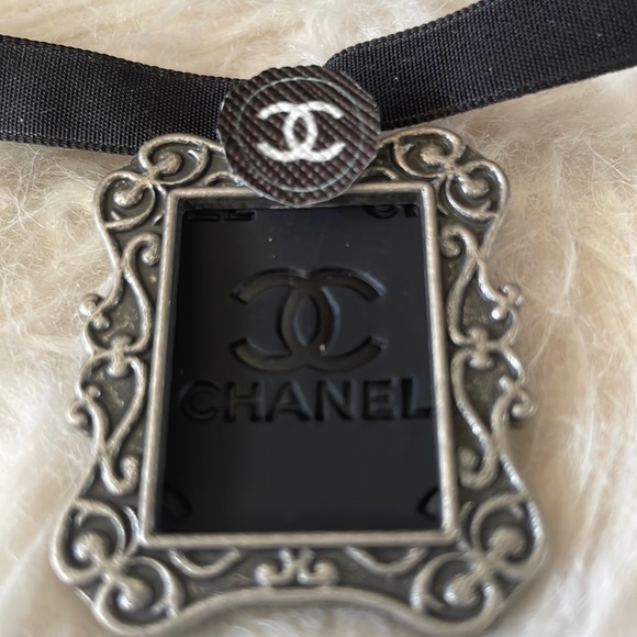 🌟🔥Upcycled Designer Inspired Choker Necklace with detail - Picture 2 of 3